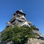 青空に映える熊本城。暑そうだ。【写真提供：熊本城総合事務所】