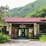 「温湯温泉　佐藤旅館」の玄関（佐藤旅館提供）