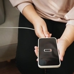 バッテリーは「熱に弱い」ので操作中にスマホが熱くなってきたな…と感じたら、使用をストップ※画像はイメージです（Nanthida/stock.adobe.com）