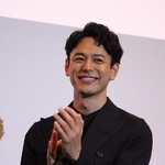 舞台挨拶で笑顔を見せる妻夫木聡さん＝大阪市内、2025年7月4日夜