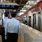 発車寸前の電車のドアをこじ開ける行為って罰せられるの？　※画像はイメージです（captainT/stock.adobe.com）