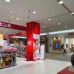 同じショッピングモールでアカチャンホンポと終活サロンが隣り合わせに…（さんだ-Traveさん提供l）