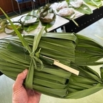 大きなヤシ科の葉で包まれたこの弁当は一体？（北野伸雄さん提供）