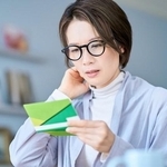 医療保険について悩む女性※画像はイメージです（maru54/stock.adobe.com/）