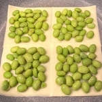 チーズの上に枝豆をのせて…（画像提供：岩崎ファーム）