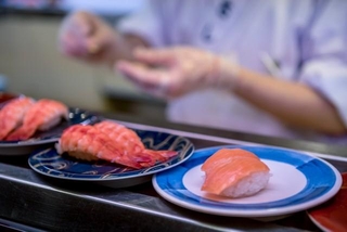 回転寿司のお店で…「なにこれ！？」　※画像はイメージです（REC Stock Footage/stock.adobe.com）