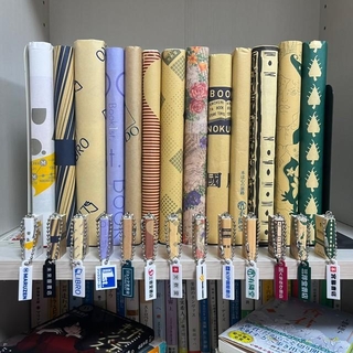 各書店のブックカバーとキーホルダーがずらり／りょう@読書さん（@izasho11）提供