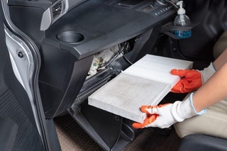 エアコンフィルターの交換時期や費用の目安、交換方法は？　※画像はイメージです（showcake/stock.adobe.com）