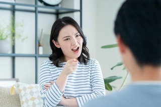 もう嫌だ…妻と話したくない…(pain au chocolat/stock.adobe.com)