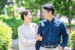 結婚後、パートナーへの恋愛感情はどれくらい続きましたか？　※画像はイメージです（polkadot/stock.adobe.com）