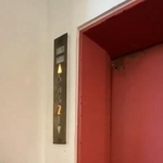 一見普通の古いエレベータですが、よく見ると手をかけられる箇所が（ぶたごりらさん提供）