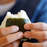 おにぎり1個に支払える金額とは？※画像はイメージです（OBU/stock.adobe.com）