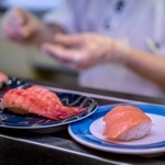回転寿司のお店で…「なにこれ！？」　※画像はイメージです（REC Stock Footage/stock.adobe.com）