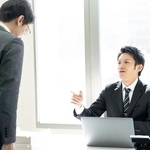 年下上司との付き合い方。※画像はイメージです （taka/stock.adobe.com）