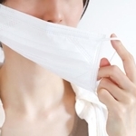 「『院内でのマスク着用』というごく簡単なお願いさえ受け入れていただけない方には、保険医療機関の受診をご遠慮いただきたい」との医師の投稿がXで話題に（photoACより「webbiz」さん撮影、イメージ画像）