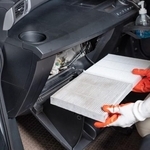 エアコンフィルターの交換時期や費用の目安、交換方法は？　※画像はイメージです（showcake/stock.adobe.com）