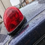 警察官の方々と自分を襲撃した犯人の現場検証中、マンションの敷地内に犯人が現れたという（高沢さん提供）