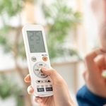 冷房時のエアコンは何℃に設定していますか？　※画像はイメージです（Peak River/stock.adobe.com）