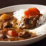 まるで「給食のカレー」！？※画像はイメージです（taa22/stock.adobe.com）