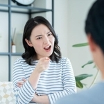 もう嫌だ…妻と話したくない…(pain au chocolat/stock.adobe.com)