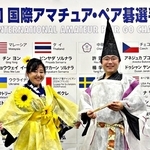 『ベストドレッサー賞』に輝いた衣装をまとって。（左から）衣装を制作した母、着用した息子（画像提供：フウセンカヅラさん）