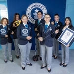 公式認定員の皆さん（前列向かって左がマクミラン舞さん／提供：ギネスワールドレコーズ）