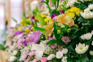 お葬式のマナーの参考に※画像はイメージです（nukopic/stock.adobe.com）