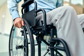 災害時、車椅子での避難は？※画像はイメージです（Valerii Apetroaiei/stock.adobe.com/）