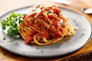 “うっかり汚れ”を引き起こす料理は「トマトソース系パスタ」が1位　※画像はイメージです（shersor/stock.adobe.com）