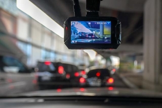 配線不要のドライブレコーダーとは？　※画像はイメージです（toa555/stock.adobe.com）