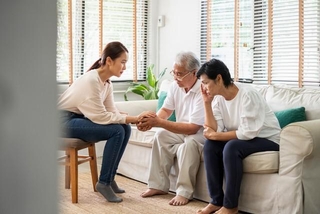 介護に悩みを抱える人は年々増えています※画像はイメージです（Nattakorn/stock.adobe.com/）