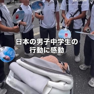 うちわであおぐ6人の男子学生たち。投稿主は何度も「ありがとう」と繰り返した／オヘイガン亜季さん（@aki_ohagan）提供