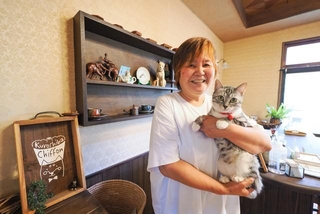 そら豆を抱っこする石橋さん