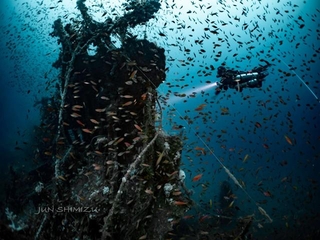 水深80メートルの「大深度」撮影：清水淳