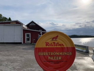 スウェーデンからシュールストレミングを輸入していることで知られる三幸貿易