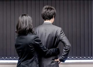 男性の約4割、女性の2割弱が「婚外恋愛をしたいと思う」と回答　※画像はイメージです（BSD/stock.adobe.com）