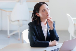 退職を検討しながらも踏みとどまる理由は？　※画像はイメージです（polkadot/stock.adobe.com）