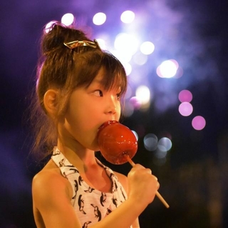 屋台で買ってないりんご飴食べちゃった…　※画像はイメージです（ちゃぁみい/photoAC）