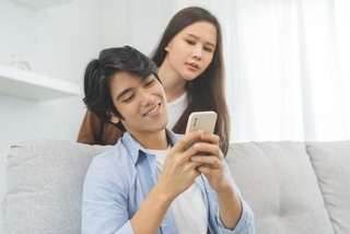 恋人間の金銭感覚のズレ　※画像はイメージです（KMPZZZ/stock.adobe.com）