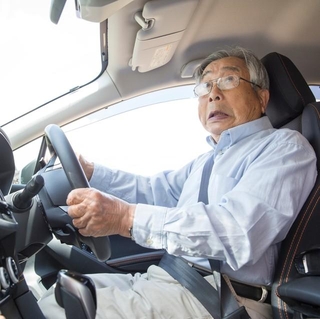 高齢の父が当て逃げしていた…　※画像はイメージです（kazoka303030/stock.adobe.com）