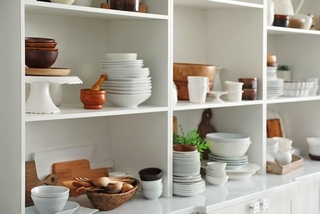 この人の食器棚を見てみたい！芸能人ランキング ※画像はイメージです（Africa Studio/stock.adobe.com）