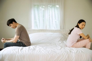 夫婦間の性生活に関する悩み、どう解決？(TAGSTOCK2/stock.adobe.com)