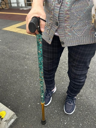おばあちゃんの杖、よく見ると…（いずれも提供写真）