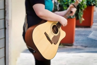 駅前での路上ライブにより信号音やエレベーターのアナウンスがかき消されるという（photoACより「丸岡ジョー」さん撮影、イメージ画像）