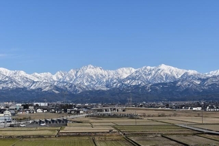 役場庁舎から見る立山連峰（画像提供：舟橋村役場）