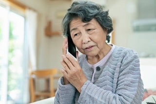 高齢者のスマホトラブルは「知らない番号から電話がかかってきた」が最多　※画像はイメージです（One/stock.adobe.com）