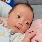 生後13日の娘さん　9カ月経つと目元に変化が／母親提供