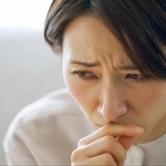新型コロナの変異株「ニンバス」に感染注意。のどに激痛症状が現れるとされています　※画像はイメージです（polkadot/stock.adobe.com）
