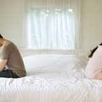 夫婦間の性生活に関する悩み、どう解決？(TAGSTOCK2/stock.adobe.com)