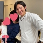 生後間もない息子を抱くのんぴさんと、まだふっくらとした体つきで、優しい表情が印象的な夫/のんぴさん（@sakeyakuzaneko）提供